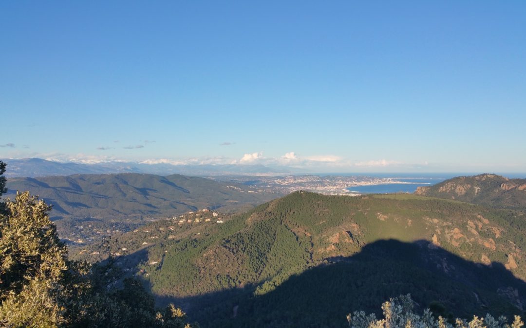 Sur la piste des crêtes avec un paysage éblouissant